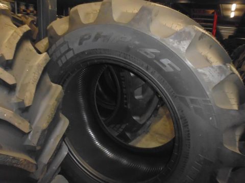 2 Stk. Pirelli 600/65R34 bei HEBA-Reifen in Mistelbach bei Wels.